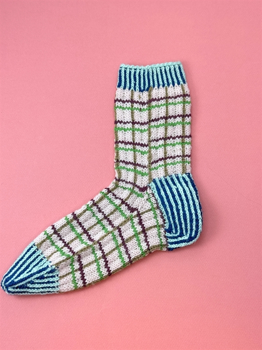 ALEX STRØMPE - en strikkeopskrift fra Foreningen Ingen Bliver Efterladt